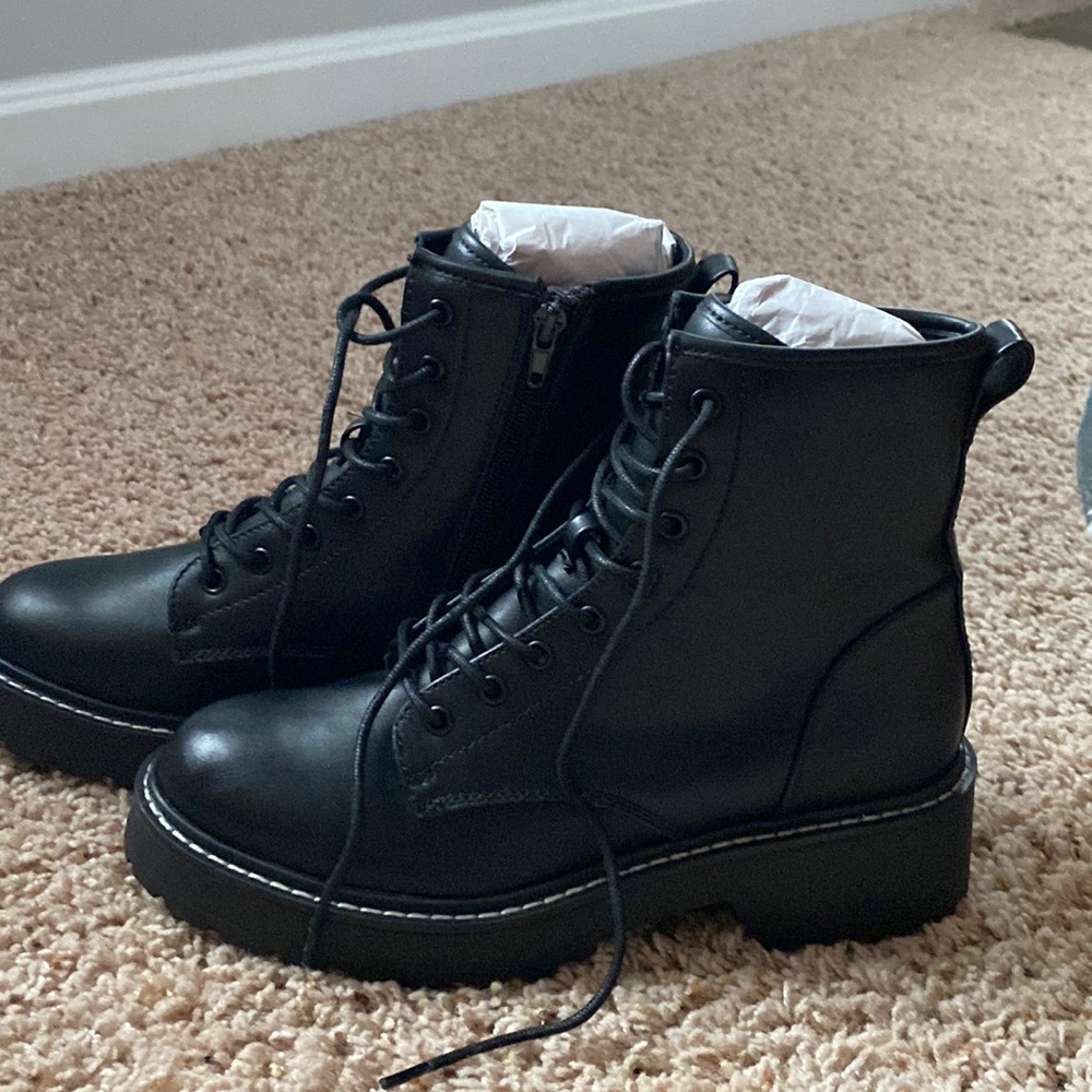 NWOT Women’s Carra Lace Up Lug Sole boots 8M